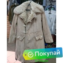 Бекеша с накладными карманами и дополнительным меховым клапаном на груди